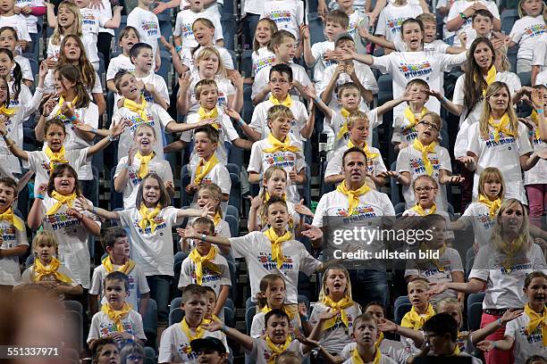 Klasse! Wir singen - Schulkinder-Liederfest Moderieren wird die Liederfeste Gerd-Peter Münden, Braunschweiger Domkantor und Erfinder von "Klasse! Wir...