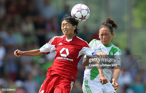 Kozue Ando, Nadine Kessler Keßler, Zweikampf, Aktion, Spielszene , VfL Wolfsburg - FFC Frankfurt, Bundesliga DFB, Sport, Fußball Fussball, Stadion am...