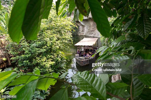 In der Tropenerlebniswelt Gondwanaland im Zoo Leipzig können Besucher per Bootsfahrt auf eine Zeitreise durch die Erdgeschichte gehen und über 90...