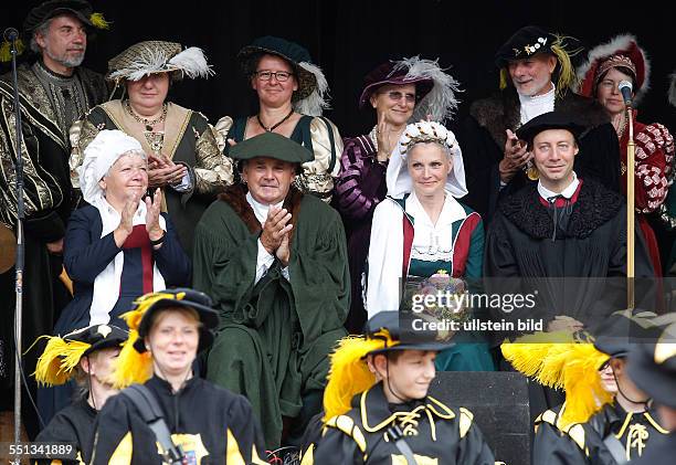 Lutherstadt Wittenberg Fest Luthers Hochzeit Foto: Luther und Katharina von Bora rechts jung , links alt