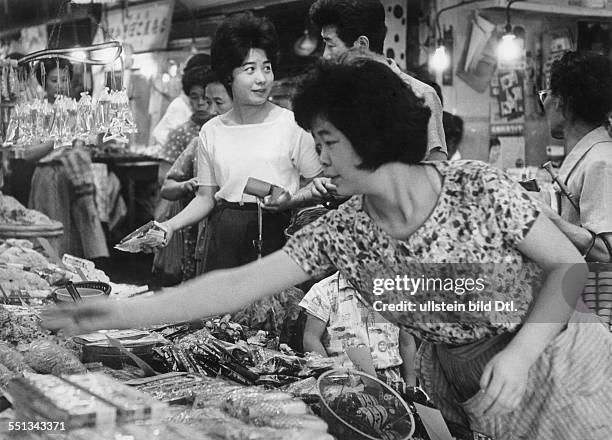 Shopping in Nagasaki. By Claude Jacoby