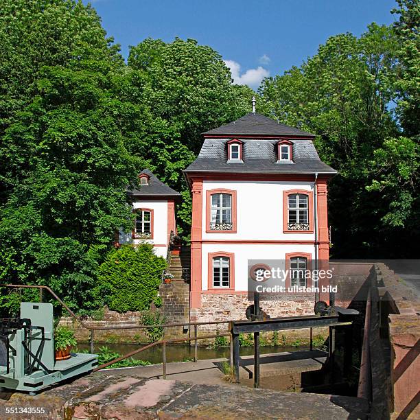 Barocker Kavaliersbau von Schloss Fürstenau, erbaut ab 14. Jhd. Und Brücke über die Mümling, Michelstadt-Steinbach, Odenwaldkreis, Hessen,...