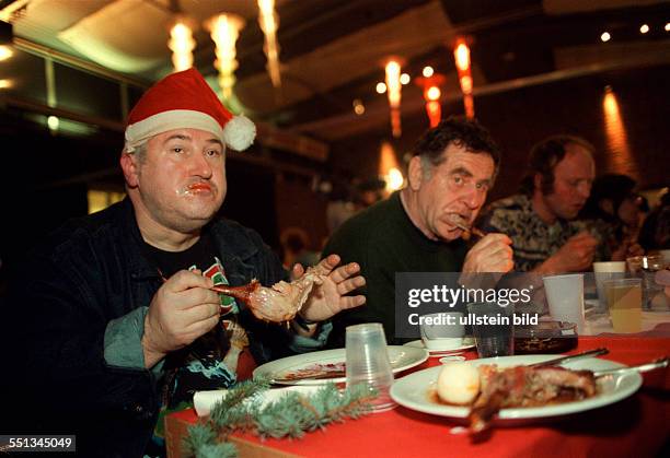 Weihnachten fuer Obdachlose mit Frank Zander, Martin Haesler laesst sich den Gaensebraten schmecken ..., im Hotel Estrel, gemeinsam mit dem...