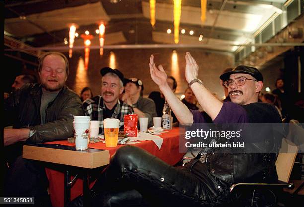 Weihnachten fuer Obdachlose mit Frank Zander, Martin Haesler laesst sich den Gaensebraten schmecken ..., im Hotel Estrel, gemeinsam mit dem...