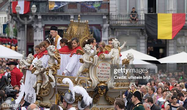 Saint Waudru Prozession in Mons, Bestandteil des Stadtfests Ducasse, immaterielles UNESCO Welterbe, Prunkwagen mit der Reliquie der Saint Waudru