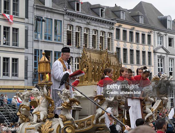 Saint Waudru Prozession in Mons, Bestandteil des Stadtfests Ducasse, immaterielles UNESCO Welterbe, Prunkwagen mit der Reliquie der Saint Waudru