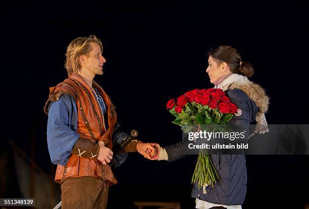 Schauspieler Bastian Semm macht seiner Freundin Claudia Gaebel einen Heiratsantrag nach der Premiere der Stoertebeker-Festspiele 2014 in Ralswiek....