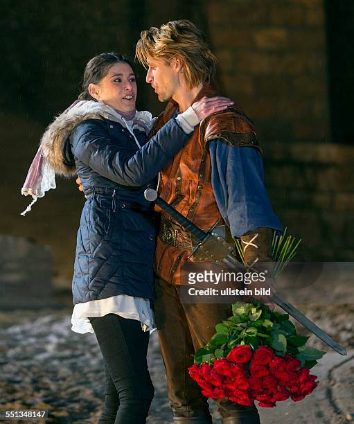 Schauspieler Bastian Semm macht seiner Freundin Claudia Gaebel einen Heiratsantrag nach der Premiere der Stoertebeker-Festspiele 2014 in Ralswiek....