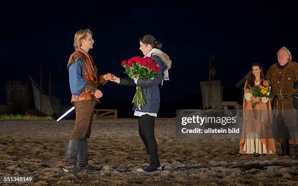 Schauspieler Bastian Semm macht seiner Freundin Claudia Gaebel einen Heiratsantrag nach der Premiere der Stoertebeker-Festspiele 2014 in Ralswiek....