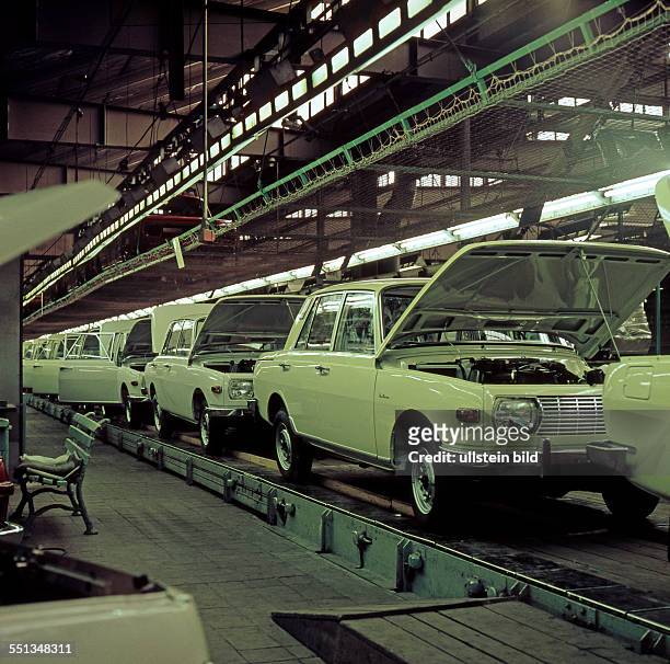 Assembly line with Wartburg cars in the Automobilwerk Eisenach , a state-owned automobile manufacturer in Eisenach