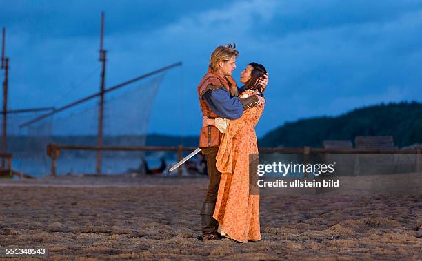 Die Schauspieler Bastian Semm in der Rolle Klaus Stoertebeker und Anna Lena Class als seine Geliebte Elisateth spielen waehrend der Premiere der...