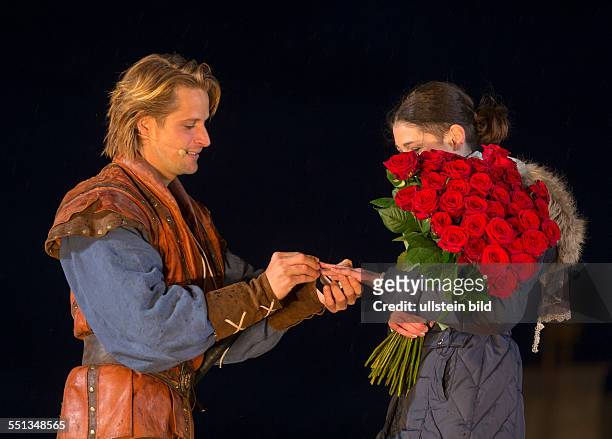 Schauspieler Bastian Semm macht seiner Freundin Claudia Gaebel einen Heiratsantrag nach der Premiere der Stoertebeker-Festspiele 2014 in Ralswiek....