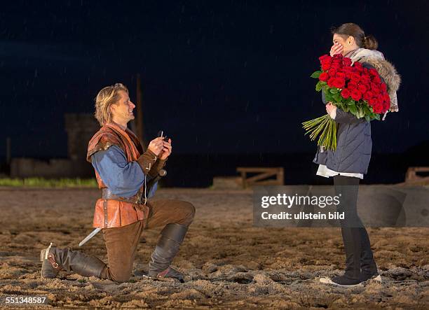 Schauspieler Bastian Semm macht seiner Freundin Claudia Gaebel einen Heiratsantrag nach der Premiere der Stoertebeker-Festspiele 2014 in Ralswiek....