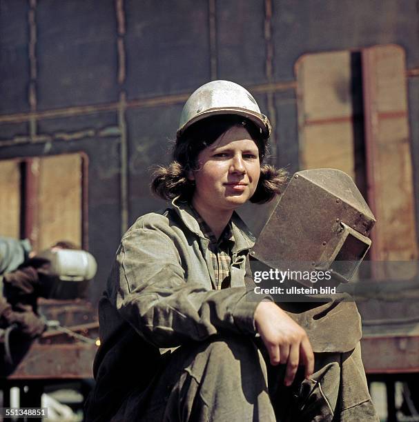 Junge Schweißerin bei der Arbeit im VEB Warnowwerft Warnemuende, dem groessten Werftbetrieb der DDR