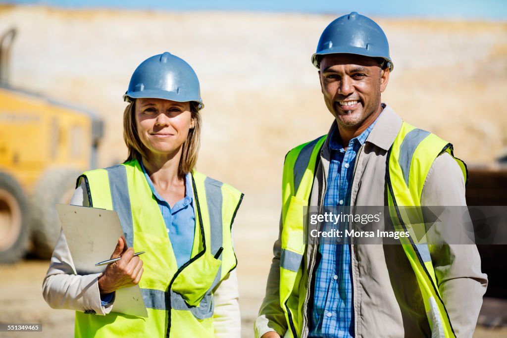 Arquitectos confiados de pie en la cantera