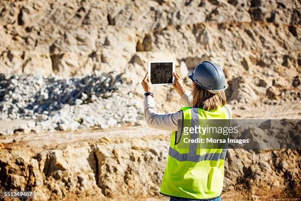 female architect photographing quarry - 採礦業 個照片及圖片檔