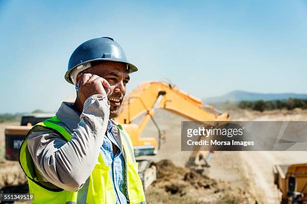 採石場で携帯電話を使用する建築家 - ブルドーザー ストックフォト��と画像