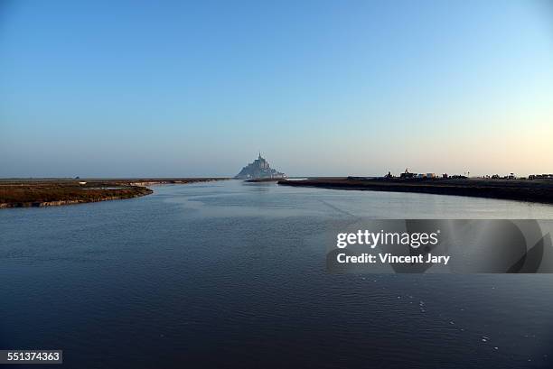 mont saint michel view with couesnon river - drain camera stock pictures, royalty-free photos & images