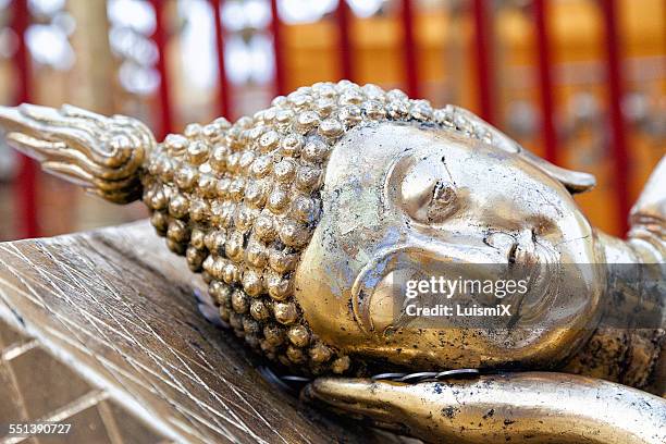 buddha head resting - tailandia stock-fotos und bilder