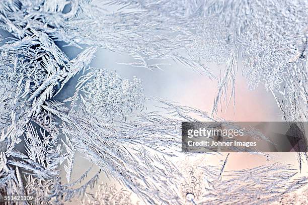 ice crystals on window - acqua ghiacciata foto e immagini stock