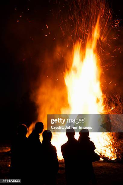 silhouettes of people against bonfire - noite de walpurgis - fotografias e filmes do acervo