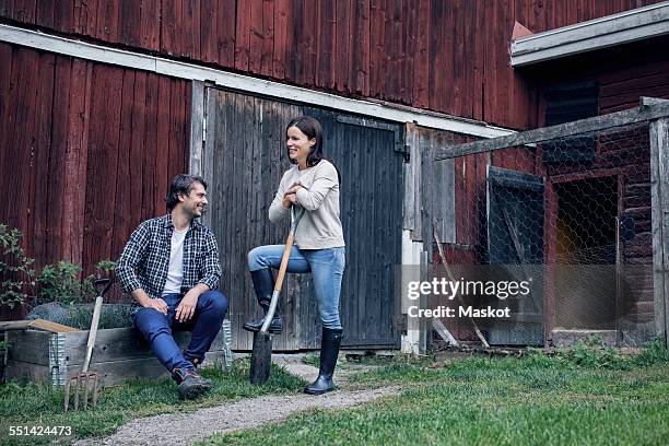 couple talking at poultry farm - forca da giardino foto e immagini stock