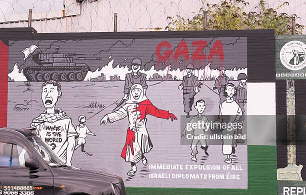 Wandbild an der Falls Road in Belfast bekundet Solidarität mit den Palästinensern in gaza und fordert die Ausweisung aller israelischen Diplomaten...