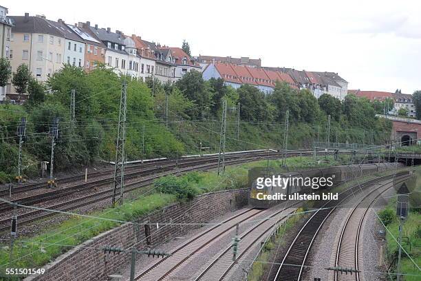 Ein Güterzug fährt durch Malstatt. Die Bahnstrecke nach Trier und der Abzweig nach Paris kommen hier zur Einfahrt in den Saarbrücker Hauptbahnhof...
