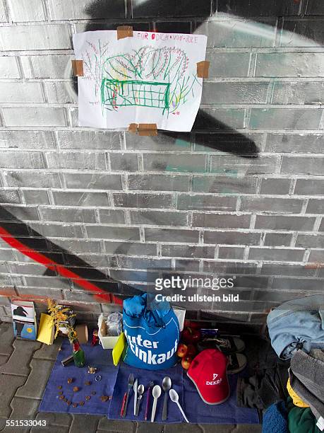 Deutschland, Berlin, , Obdachlosenschlafplatz, Matratze, Schlafstelle eines Obdachlosen, ein Kind hat ein Bild für ihn gemalt, unter der Behmbrücke