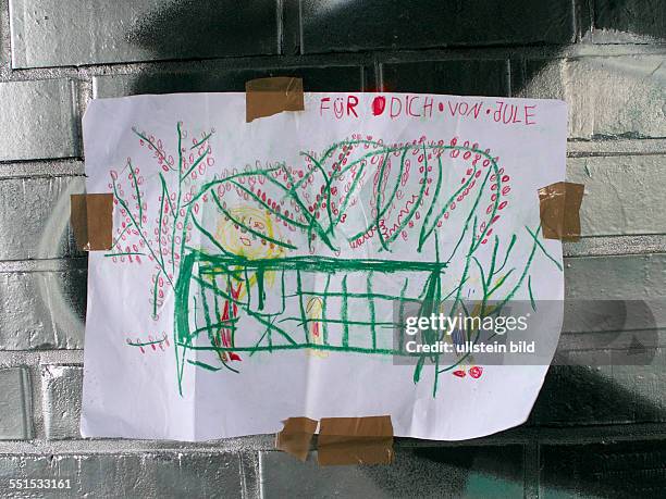 Deutschland, Berlin, , Obdachlosenschlafplatz, , ein Kind hat ein Bild für ihn gemalt, unter der Behmbrücke