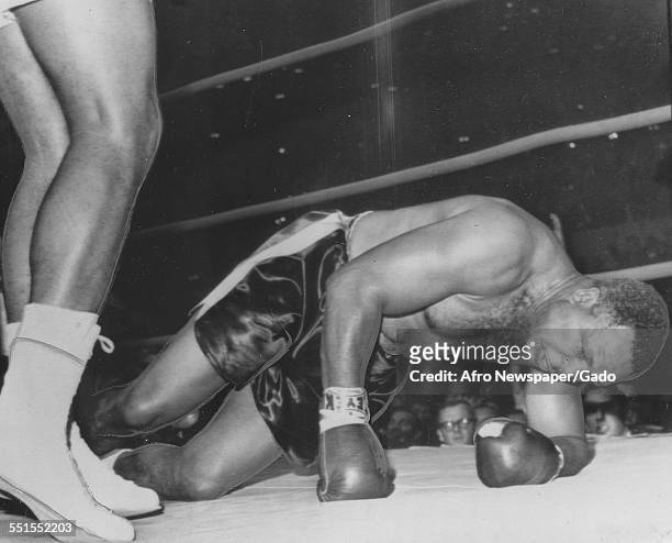 Archie Moore was an American professional boxer and the Light Heavyweight World Champion, in the ring on the ground, 1946.