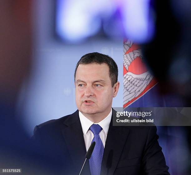 Berlin, Pressekonferenz, Außenminister Frank-Walter Steinmeier trifft serbischen Außenminister Ivica Dacic. Im Mittelpunkt des Gesprächs stehen neben...