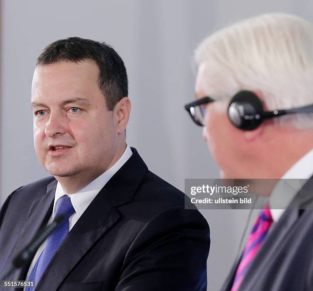 Berlin, Pressekonferenz, Außenminister Frank-Walter Steinmeier trifft serbischen Außenminister Ivica Dacic. Im Mittelpunkt des Gesprächs stehen neben...