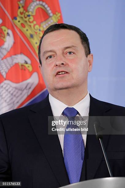 Berlin, Pressekonferenz, Außenminister Frank-Walter Steinmeier trifft serbischen Außenminister Ivica Dacic. Im Mittelpunkt des Gesprächs stehen neben...