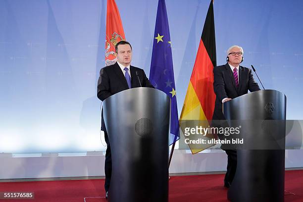 Berlin, Pressekonferenz, Außenminister Frank-Walter Steinmeier trifft serbischen Außenminister Ivica Dacic. Im Mittelpunkt des Gesprächs stehen neben...