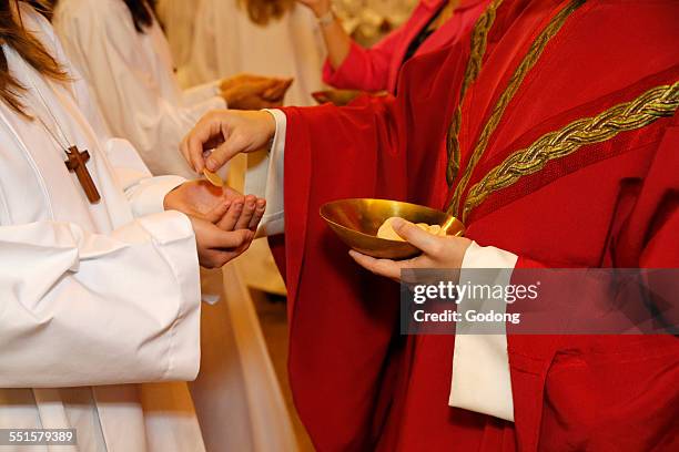 holy communion - padre imagens e fotografias de stock