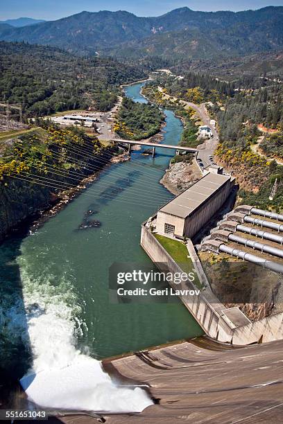 shasta dam and sacramento river: redding, ca - sacramento rivier stockfoto's en -beelden