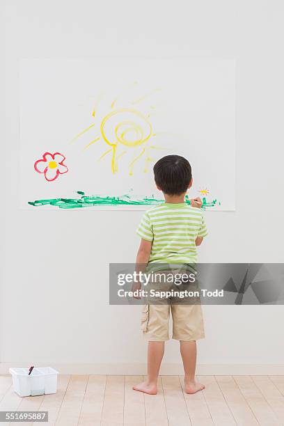 boy painting on paper - boy barefoot rear view stockfoto's en -beelden