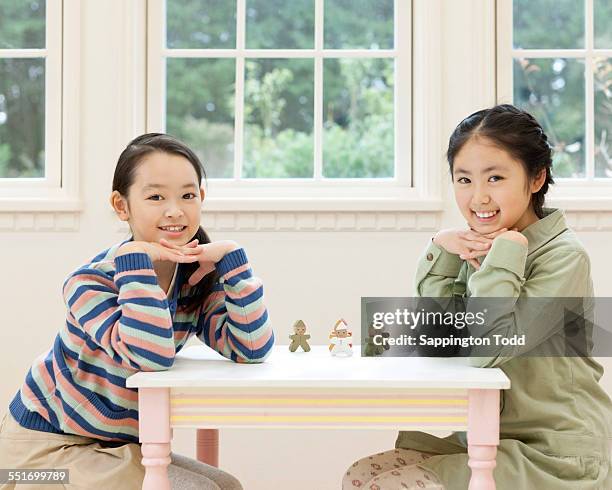 girls looking at camera - depth of field togetherness looking at the camera ストックフォトと画像