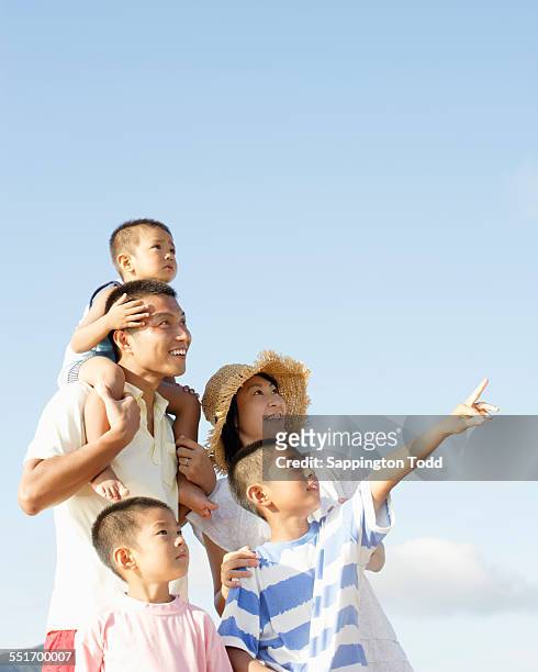 family looking at sky - 肩車 ストックフォトと画像