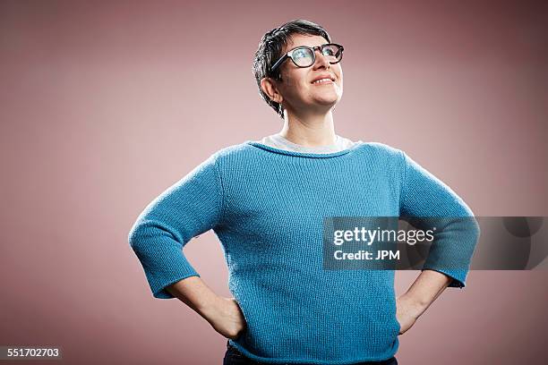 studio portrait of mature woman with hands on hips - handen op de heupen stockfoto's en -beelden
