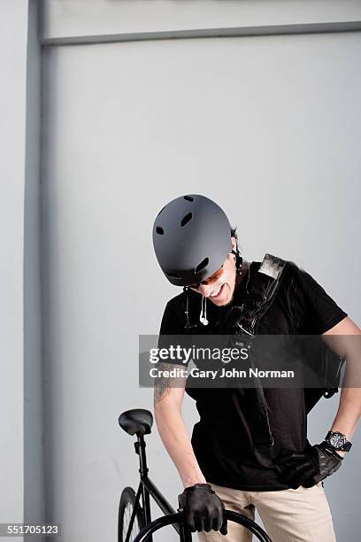 bike messenger with bike - fahrradkurier stock-fotos und bilder