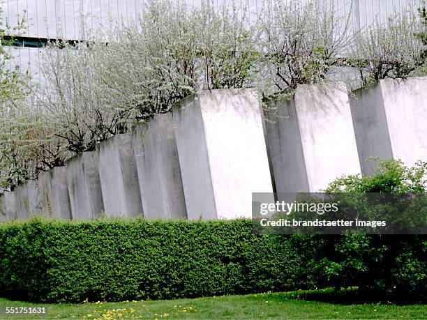 Cover Collection. Jewish Museum Berlin. Garden of Exile. Photograph von Jeanne Szilit Brandstätter. Um 2010. .