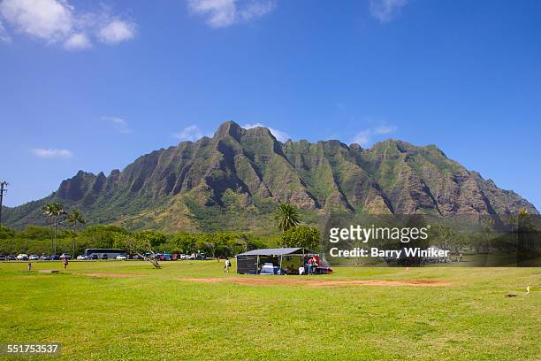 tents, park, mountains, kualoa, oahu, hawaii - クアロア公園 ストックフォトと画像