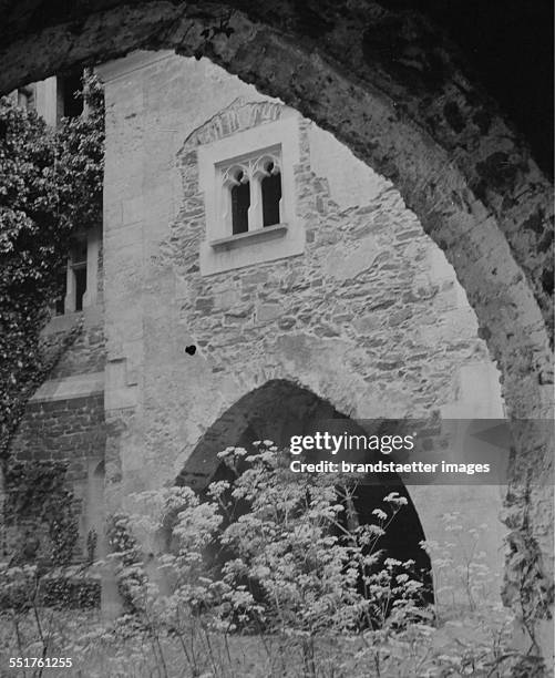 Archway of the castle Lockenhaus from the 12th century. About 1935. Photograph.