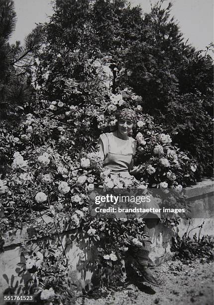 Horticultural school for girls of Yella Hertzka in Vienna-Grinzing. Flowers. About 1930. Photograph.