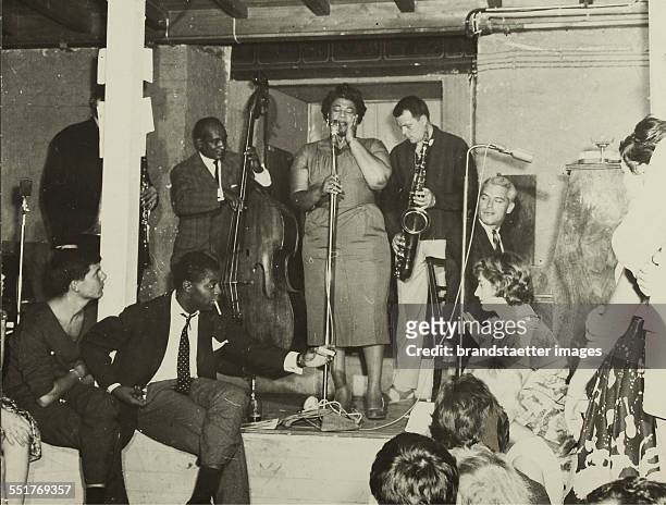 The jazz singer Ella Fitzgerald and saxophonist Hans Koller as guest at Fatty George in Vienna 'Tabarin'. About 1960. Autograph titled. 17.5: 22.8...