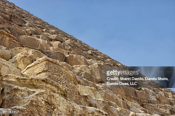 side view of the great pyramid - damlo does imagens e fotografias de stock