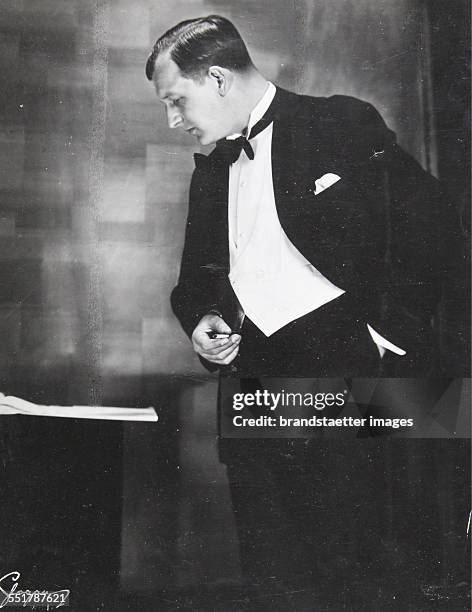The actor Ferry Gerwin in a elegant tuxedo. About 1935. Photograph by Edith Glogau / Vienna. Photograph. .