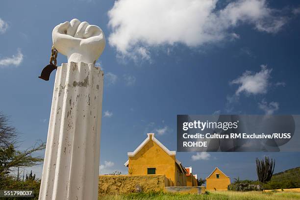 monument marking the slavery revolt in 1795 at landhuis knip, curacao, caribbean - freed slaves stockfoto's en -beelden